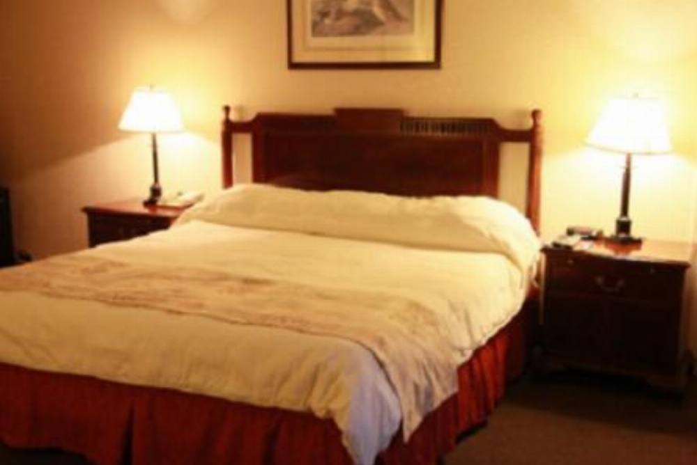 Caravelle Inn & Suites